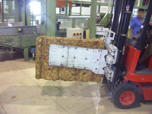 Priključek za večnamenski objemni viličar